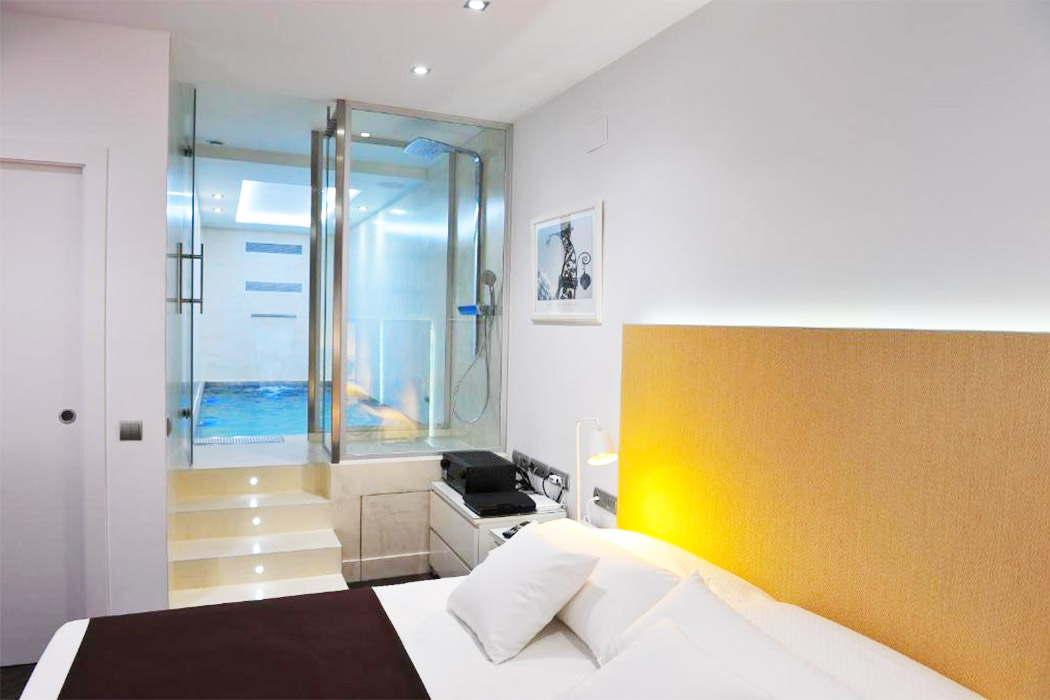 Gaudint Barcelona Suites piscina privada habitacion