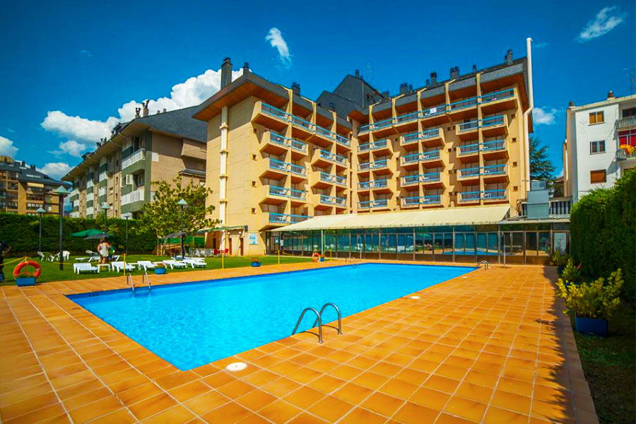 Hotel Oroel: Hotel en Jaca Piscina al Aire Libre