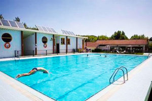 Piscina Pamplona Camping Glamping & Dorms