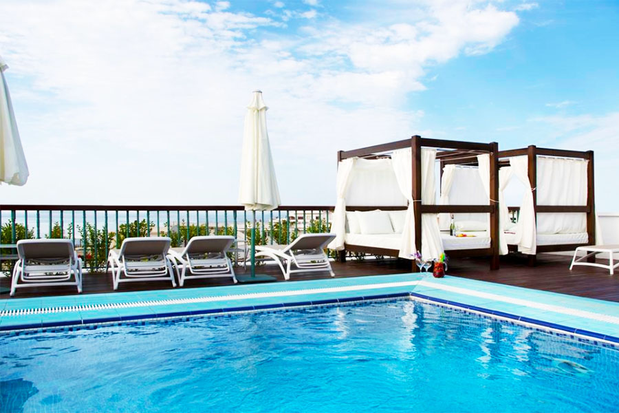 Hotel Plaza Cavana: Hotel en Nerja Piscina con Vistas al Mar