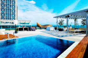 Piscina Pullman Barcelona Skipper