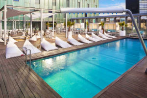 Piscina The Level at Melia Barcelona Sky